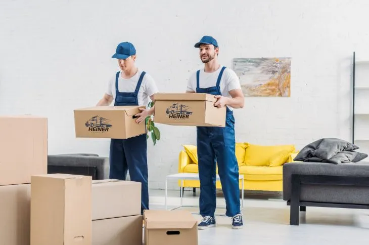 Möbelpacker helfen beim einpacken